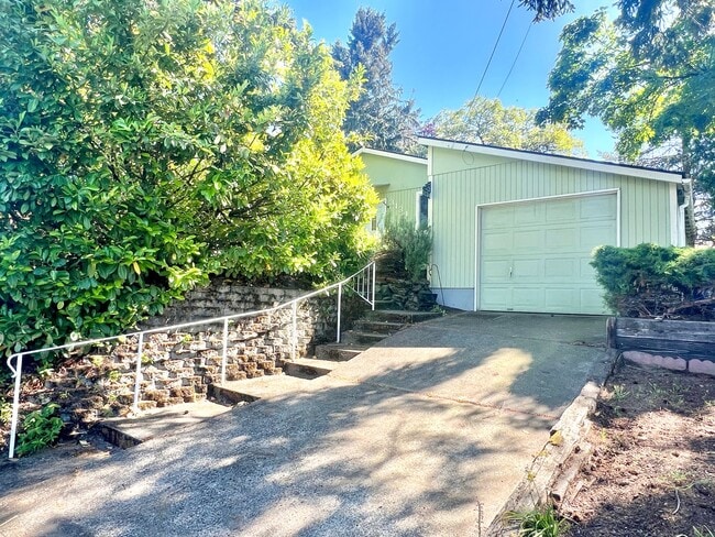 Primary Photo - South Tabor Neighborhood Home with Spaciou...
