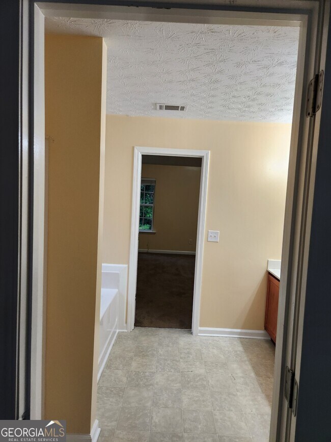 Building Photo - 2135 Pineview Trail