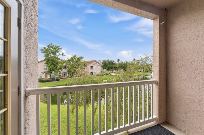 Building Photo - Absolutely Stunning 3 BR/2 BA/2 Car Garage Condo in gorgeous Gated New Tampa resort style community.