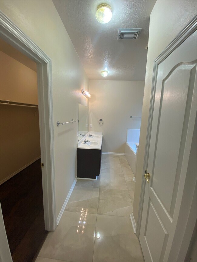 Building Photo - 9210 Hidden Lake E Dr