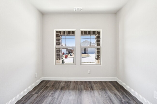 Building Photo - 2113 Gustavus Dr