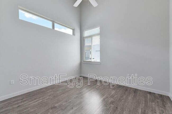 Building Photo - 801 N Bluff Dr