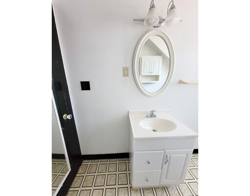 Building Photo - 33 Oak St