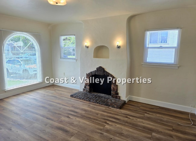 Building Photo - 226-228 Lang Street, Salinas, CA 93901