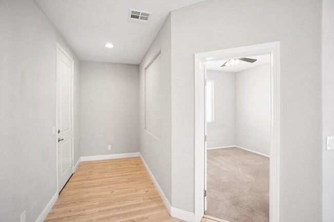 Building Photo - 4 Bed, Beauty With First Floor Bed And Full Bath
