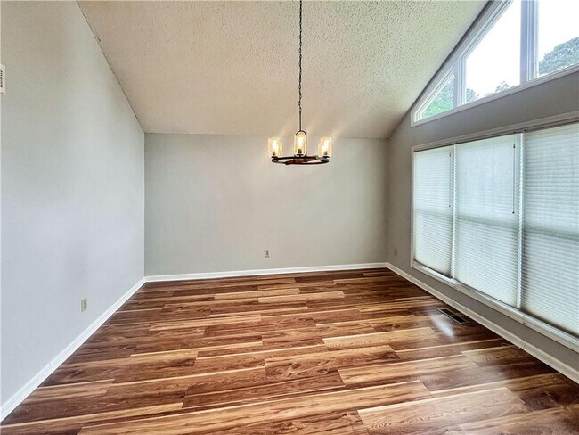 Building Photo - 2010 Shadow Bluff Ct NE