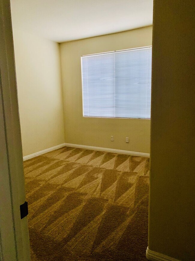 Building Photo - Must See Condo!