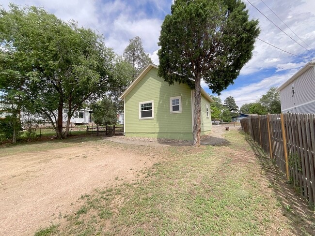Building Photo - 2 Bedroom Home Available Near Pikes Peak Ave & S Institute St!