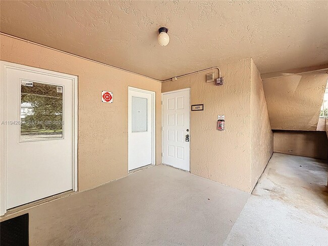 Building Photo - 9877 Westview Dr