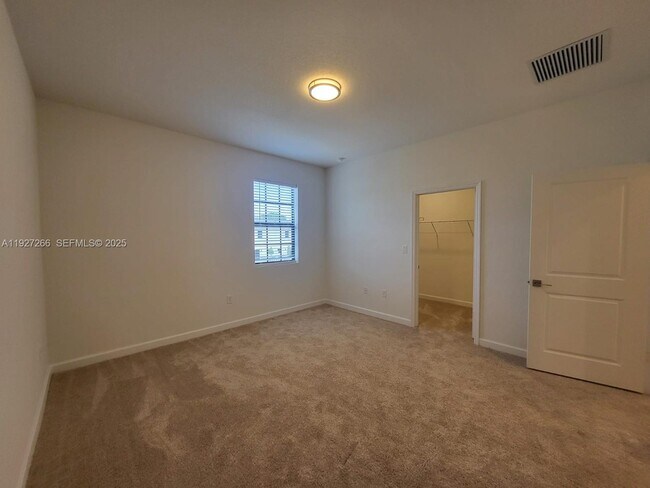 Building Photo - 1137 SW 6th Ct