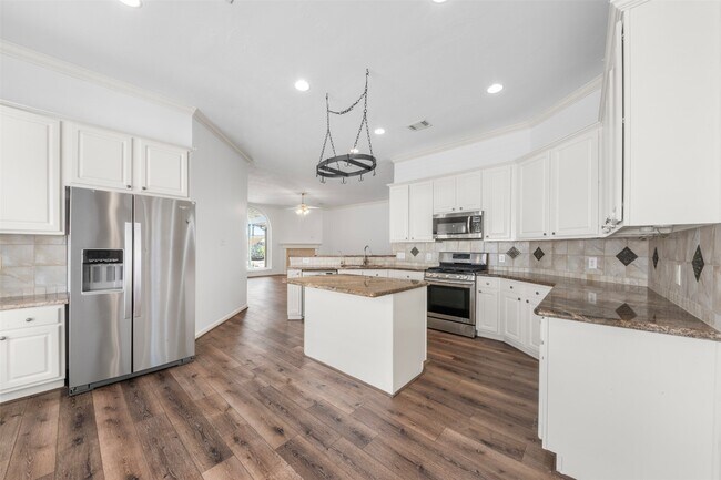 Building Photo - 23910 River Pl Dr