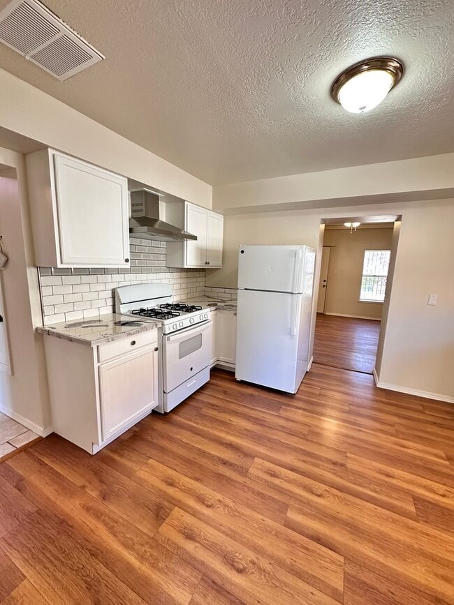 Building Photo - Located Near Downtown 2 Bedroom 1 Bathroom