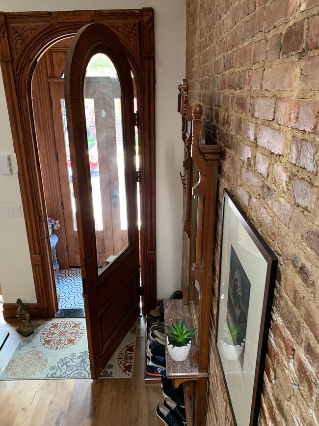 Building Photo - 559 Monroe St