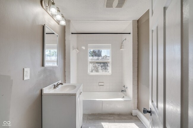 Building Photo - 717 N Grant Ave