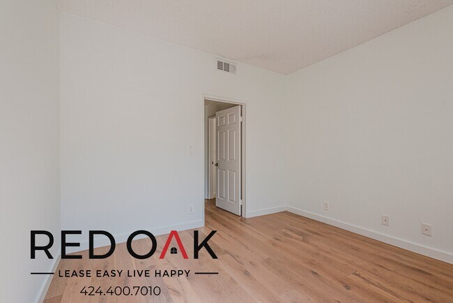 Building Photo - 884 Palm Ave