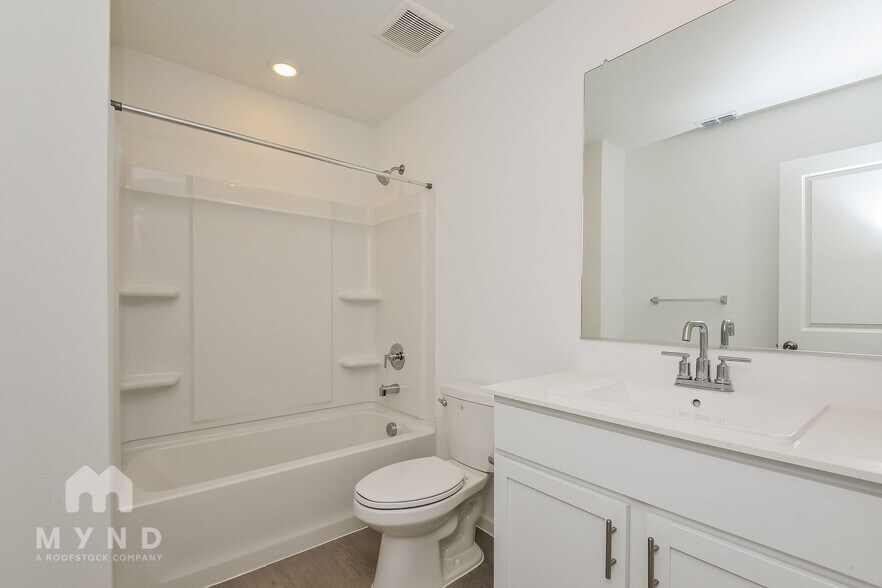 Building Photo - 2721 Mistwood Dr