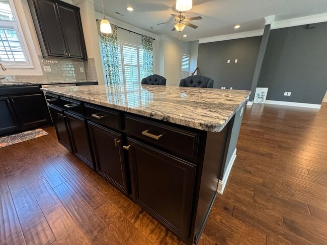 Building Photo - END UNIT 3 Bed | 2.5 Bath Townhouse in Mor...