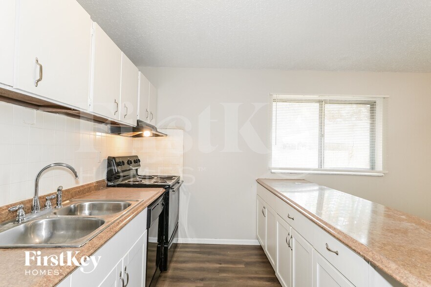 Building Photo - 2288 Kingsford Dr