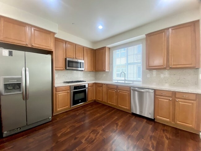Building Photo - Move-in Special: Get 2 Weeks Rent Free! El...