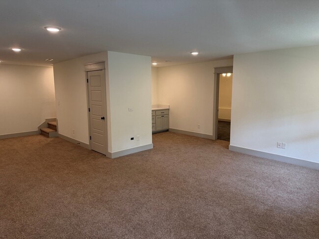 Building Photo - 7 Tiverton Ln