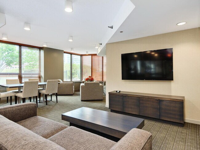 Building Photo - 400 N La Salle Dr