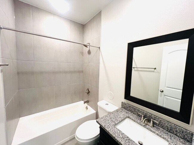 Building Photo - Charming 3 bedroom, 2 bath home in East El...
