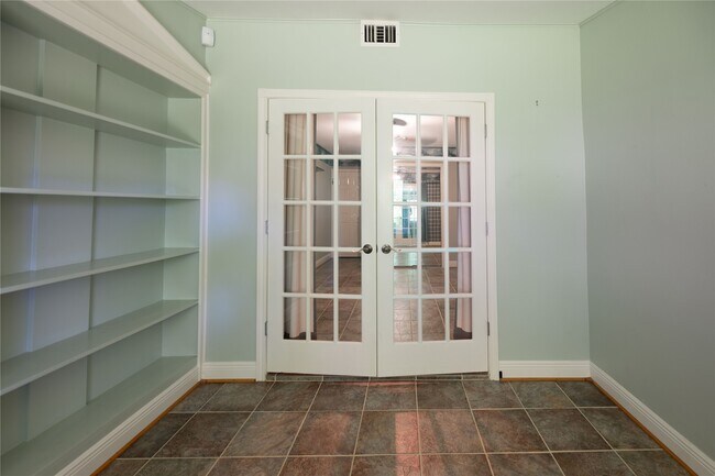 Building Photo - 7546 Maple Tree Dr