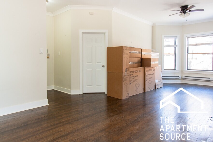 Building Photo - 917 W Waveland Ave