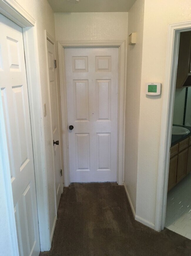 Building Photo - 3 BED / 2 Bath  AVAILABLE END OF JANUARY