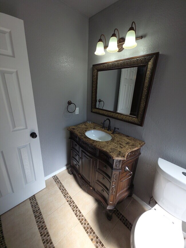 Building Photo - "Charming 3-Bed, 2-Bath Haven in Broken Ar...