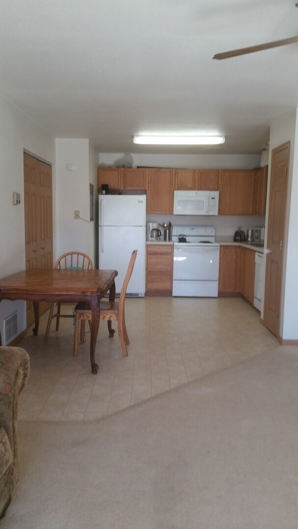 Building Photo - Great location, nice condo FRESH PAINT NOW...