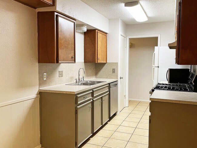 Building Photo - 7000 Whispering Oaks Dr