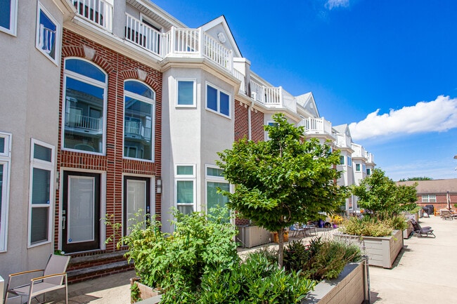 Primary Photo - 309 Montrose St