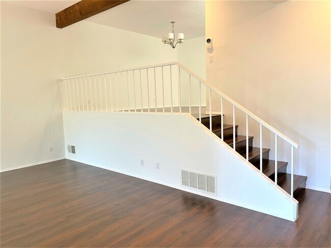 Building Photo - 1450 Palisades Dr