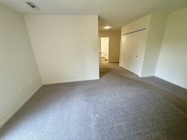 Building Photo - 2 Bedroom condo with Den in Annapolis