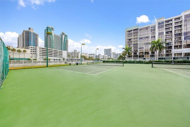 Building Photo - 600 Parkview Dr