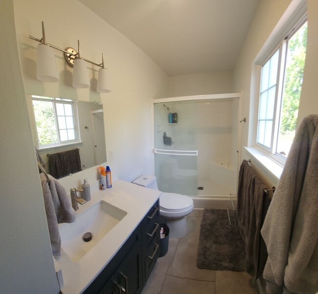 Building Photo - 6 bed 3 bath Spacious home near Cal Poly