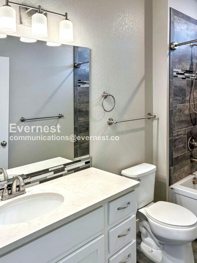 Building Photo - 3 Bed/2 Bath Condo with Garage / Available...