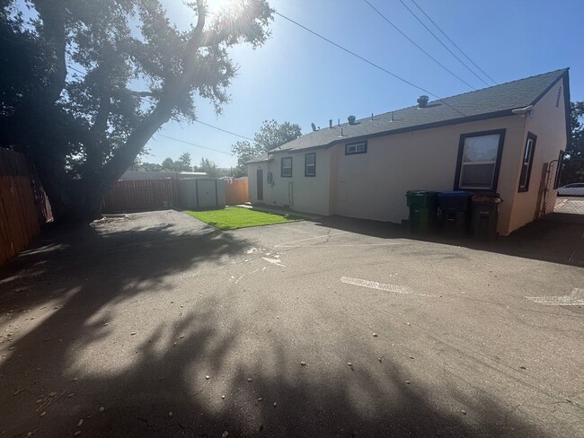 Building Photo - 3 bedroom, 1 bath Single Family Home
