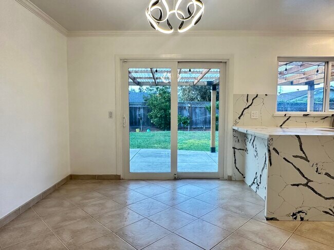 Building Photo - 1717 Gladstone Ave