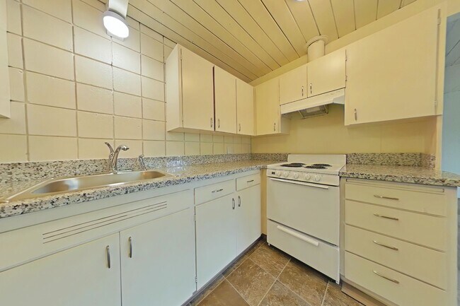 Building Photo - 1 Bedroom Duplex ~ Close to 9th St ~ Small...