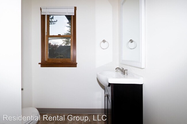 Building Photo - 4 br, 2.5 bath House - 641 East Main Street