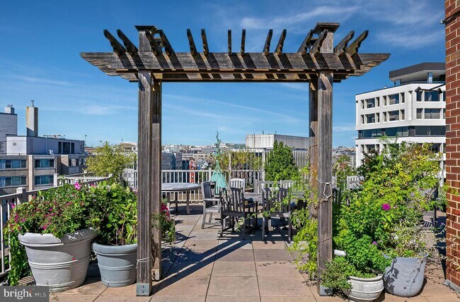 Building Photo - 1301 20th St NW