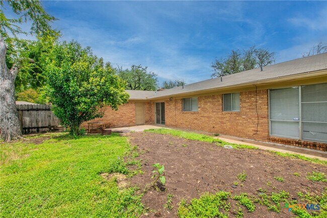 Building Photo - 3209 Shady Hill Dr