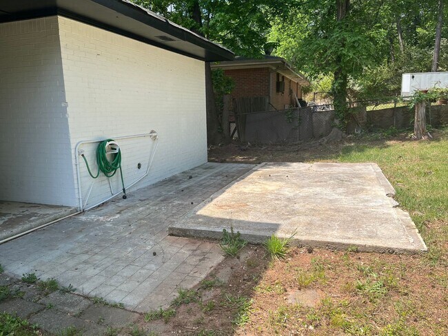 Building Photo - Updated 6bd/3ba w/ Large Backyard in Fores...