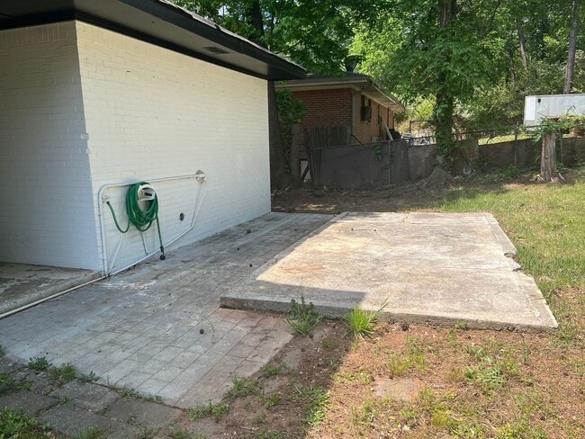 Building Photo - Updated 6bd/3ba w/ Large Backyard in Forest Park!