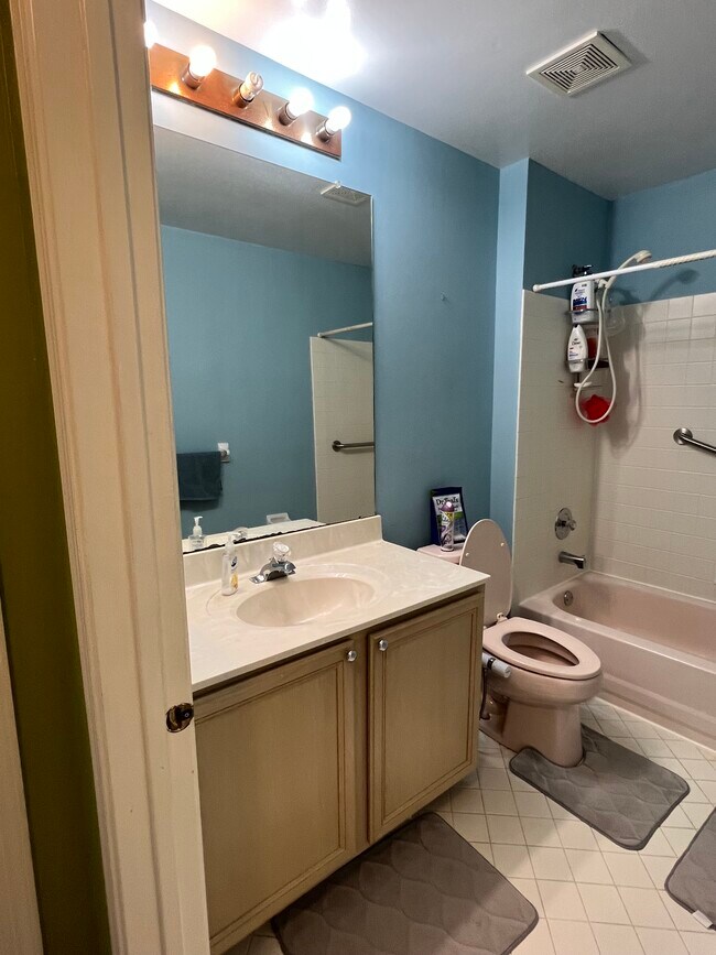 Building Photo - 3504 Carriage Ct