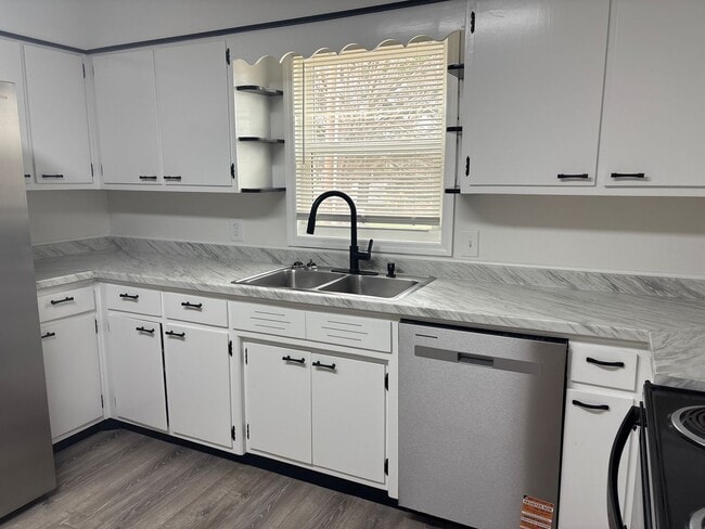 Building Photo - 400 W Market St