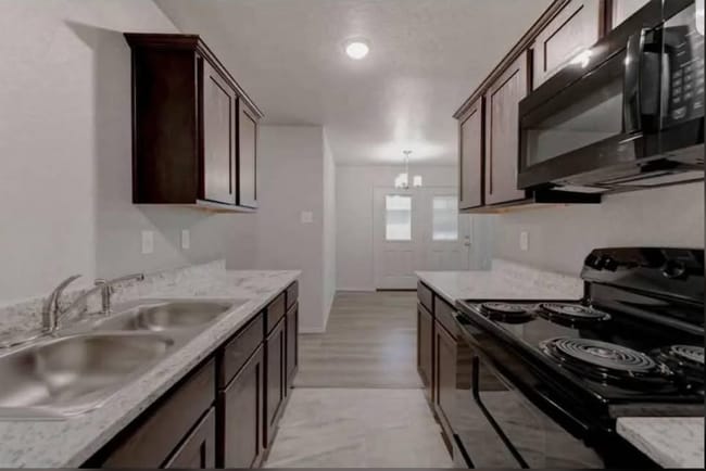 Building Photo - 613 Lost Trl