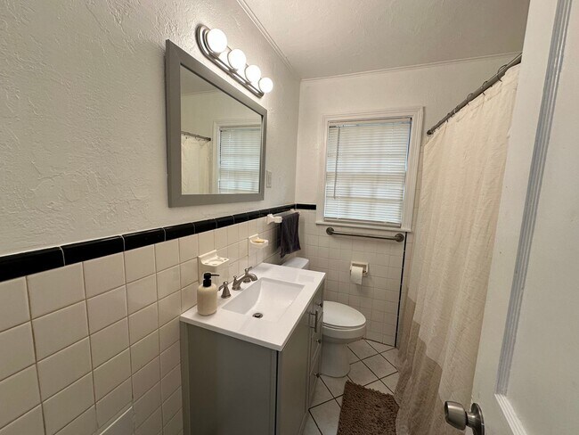 Building Photo - For Rent – Charming NW OKC Home with Solar...